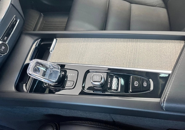 Volvo XC 60 cena 178999 przebieg: 114250, rok produkcji 2021 z Staszów małe 562